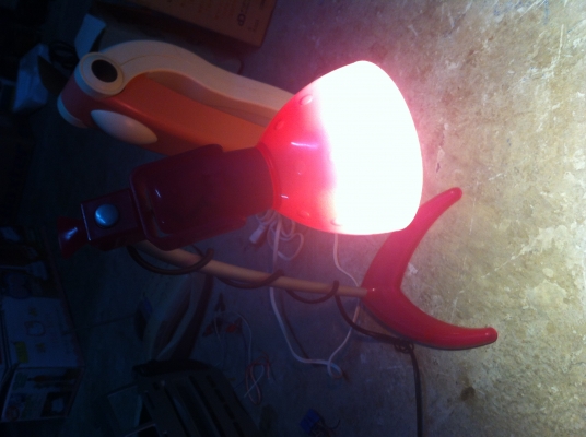 โครมไฟสองแบบตามภาพอันแรกโครมไฟหลอด LED อันที่สองแบบคีบเป็นหลอดประหัยดไฟหมุนได้รอบทิศทาง