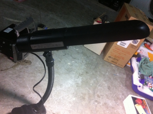 โครมไฟสองแบบตามภาพอันแรกโครมไฟหลอด LED อันที่สองแบบคีบเป็นหลอดประหัยดไฟหมุนได้รอบทิศทาง