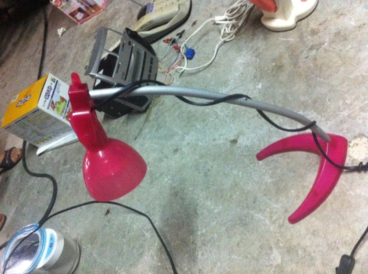 โครมไฟสองแบบตามภาพอันแรกโครมไฟหลอด LED อันที่สองแบบคีบเป็นหลอดประหัยดไฟหมุนได้รอบทิศทาง