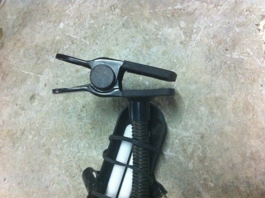 โครมไฟสองแบบตามภาพอันแรกโครมไฟหลอด LED อันที่สองแบบคีบเป็นหลอดประหัยดไฟหมุนได้รอบทิศทาง