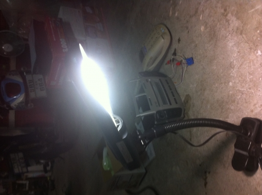 โครมไฟสองแบบตามภาพอันแรกโครมไฟหลอด LED อันที่สองแบบคีบเป็นหลอดประหัยดไฟหมุนได้รอบทิศทาง