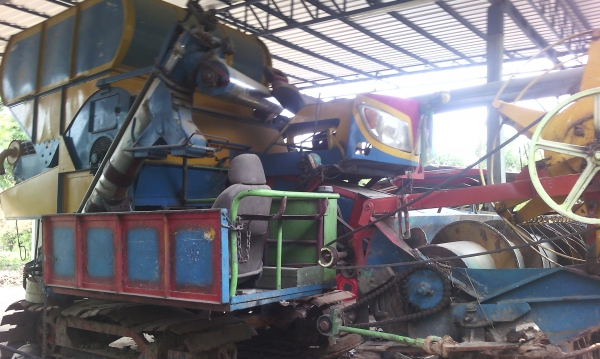 ขายรถเกี่ยวข้าวอุ้มไทยเส็งยนต์450000ดาวน์250000บาท