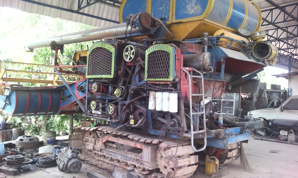 ขายรถเกี่ยวข้าวอุ้มไทยเส็งยนต์450000ดาวน์250000บาท