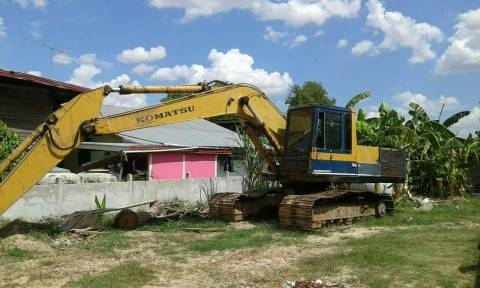 ขายรถแบคโฮ KOMATSU pc200-3 ซีเรียลสูงราคาถูก 330,000 090-772-3710 098-539-6074