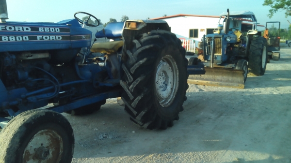 ขายรถไถ FORD 68 ถูกๆ เดิมๆๆตามสภาพตามรูปราคาตัด สอบถามได้