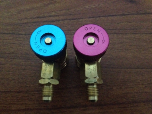 หัวต่อ เติมน้ำยาแอร์ R 134a หัวทองเหลือง จาก usa คู่ล่ะ 1800 บาท