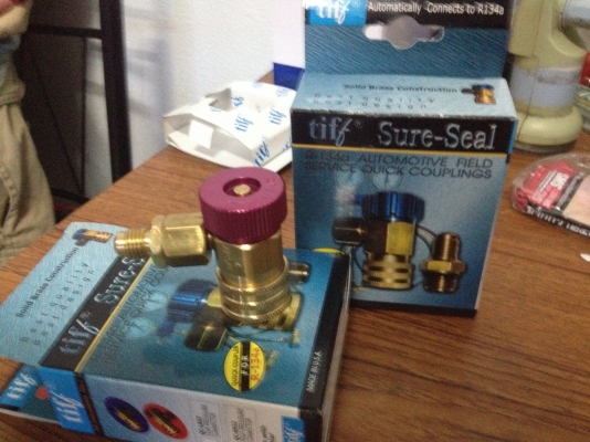 หัวต่อ เติมน้ำยาแอร์ R 134a หัวทองเหลือง จาก usa คู่ล่ะ 1800 บาท