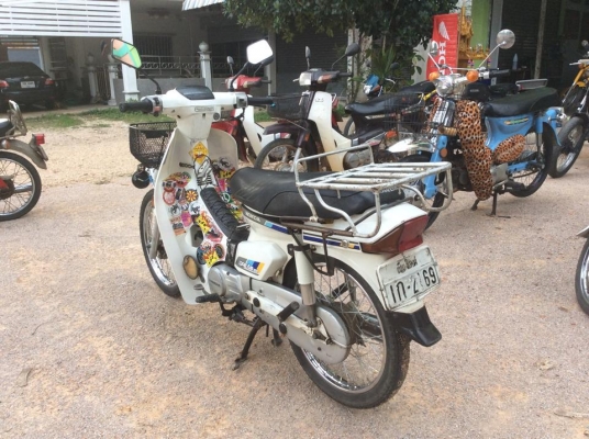 ดรีมคุรุสภาขาวๆอวบๆสภาพพร้อมวิ่งทริปทะเบียนโอนเดิมๆถูกๆ13500บาท