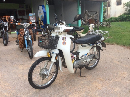 ดรีมคุรุสภาขาวๆอวบๆสภาพพร้อมวิ่งทริปทะเบียนโอนเดิมๆถูกๆ13500บาท