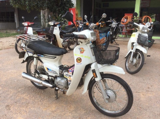 ดรีมคุรุสภาขาวๆอวบๆสภาพพร้อมวิ่งทริปทะเบียนโอนเดิมๆถูกๆ13500บาท