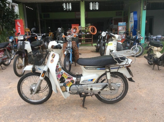 ดรีมคุรุสภาขาวๆอวบๆสภาพพร้อมวิ่งทริปทะเบียนโอนเดิมๆถูกๆ13500บาท