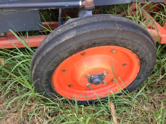 ขายรถไถคูโบต้า 14 แรง 276 ชั่่วโมง พร้อมอุปกรณ์ ใบดัน ล้อเหล็กกันจม คราด หาง 3 ตราช้างี