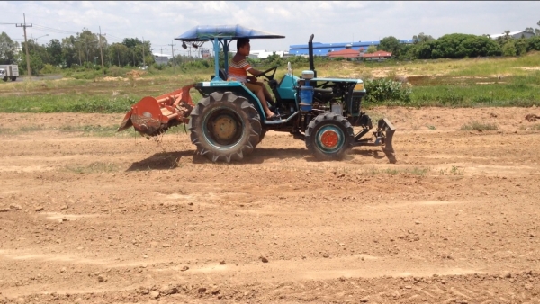 ขายรถไถ Kubota L1-24 (4WD) มีภาพวีดีโอ ราคา 125,000 บาท พร้อมอุปกรณ์ 4 รายการ มีดันหน้า มีผานหลัง โร