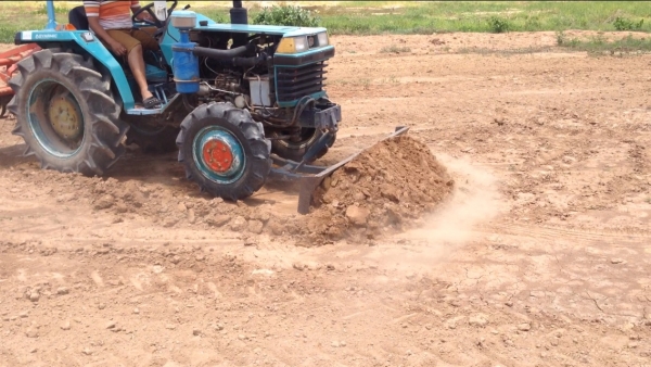 ขายรถไถ Kubota L1-24 (4WD) มีภาพวีดีโอ ราคา 125,000 บาท พร้อมอุปกรณ์ 4 รายการ มีดันหน้า มีผานหลัง โร ขายรถไถ Kubota L1-24 (4WD) มีภาพวีดีโอ ราคา 125,000 บาท พร้อมอุปกรณ์ 4 รายการ มีดันหน้า มีผานหลัง โร