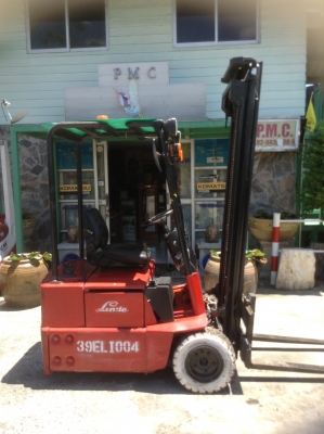 +++ ขายโฟล์คลิฟท์ไฟฟ้านั่งขับ  3 ล้อ  LINDE  ขนาด  1  ตัน  เสา  3.5  เมตร   แบตเตอรี่  24  โวลต์  ยางตัน