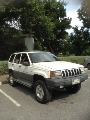 +++ ขายรถ JEEP GRAND CHEROKEE  เครื่องยนต์เบนซิน  ติดแก๊ส  เกียร์ออโตเมติค  ยกสูง  เครื่องดี  เกียร์ดี  ยาง BF31  สนใจ โทร. 081-659-7598  +++