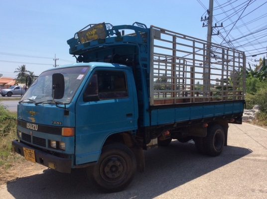.ISUZU 6ล้อ (NPR) ช่วงล่างF หน้า-หลัง เครื่องดี ครัทซีสวย ไม่ผุ พื้นกะบะปูเหล็กเรียบร้อย ขาย300,000 บาท(ศุภากร 081-4252943)