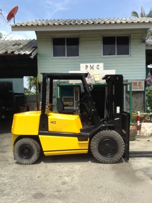 +++ ขายโฟล์คลิฟท์  YALE  FD40  ขนาด  4  ตัน  เครื่องยนต์ดีเซล  เสา  3  เมตร  เกียร์ออโตเมติค  ยางตัน