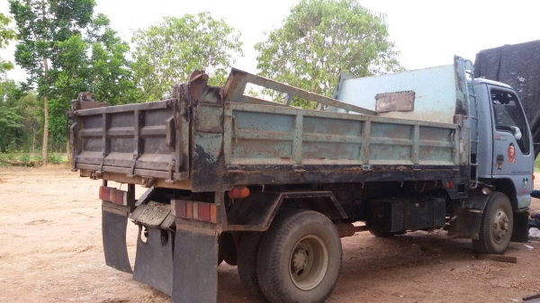 หกล้อ อีซูซุ NPR120แรงห้างปี41 power แอร์เย็น ช่วงล่างใหญ่พร้อมลุย เล่มทะเบียนพร้อมโอน ราคาคุยได้ครับ ถูกใจ จัดให้ บริการขับส่งฮอดบ้านเลยเด้อ ครับ