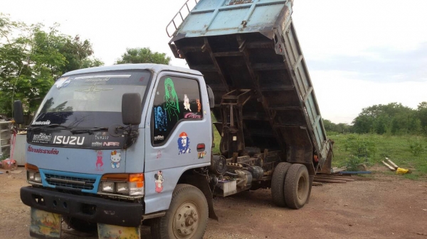 หกล้อ อีซูซุ NPR120แรงห้างปี41 power แอร์เย็น ช่วงล่างใหญ่พร้อมลุย เล่มทะเบียนพร้อมโอน ราคาคุยได้ครับ ถูกใจ จัดให้ บริการขับส่งฮอดบ้านเลยเด้อ ครับ