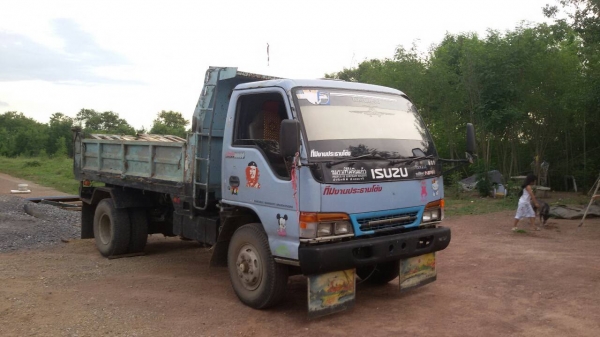 หกล้อ อีซูซุ NPR120แรงห้างปี41 power แอร์เย็น ช่วงล่างใหญ่พร้อมลุย เล่มทะเบียนพร้อมโอน ราคาคุยได้ครับ ถูกใจ จัดให้ บริการขับส่งฮอดบ้านเลยเด้อ ครับ