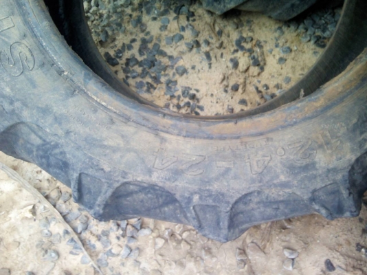 ยางขอบ24นิ้วตามสภาพยังใช้งานได้ครับ1คู่1500บาท