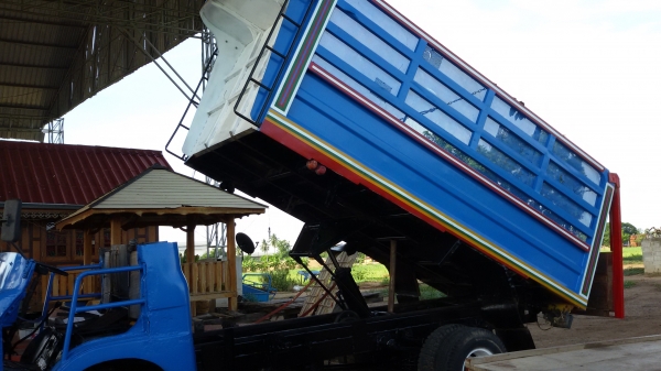 ขายรถอีแต๋นด้ำราคา165000บาท คัชชีหน้าใหญ่ บรรณทุกได้6-7ตัน 6ล้อ เครื่อง4สูบเป็นรถ6ล้อมาก่อน กะบอกด้ำใหญ่ กะบะยาวเป็นเหล็ก พร้อมใช้งานรถอยู่ว้งบัว อคลองขลุง จ กำแพงเพชรสนใจ โทร0813655887อำพร พาเจริญราคานื้ยังต่อรองได้อืกนะครับ