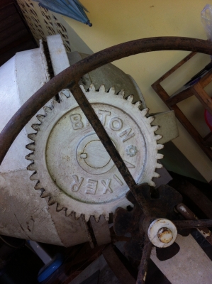 เครื่องโม่ผสมปูน  สภาพดีพร้อมมอเตอร์ 2 แรงม้า เดิมใช้กับผสมสมุนไพร่ เครื่องไม่มีปูนติดเลย