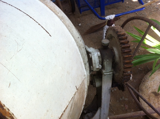 เครื่องโม่ผสมปูน  สภาพดีพร้อมมอเตอร์ 2 แรงม้า เดิมใช้กับผสมสมุนไพร่ เครื่องไม่มีปูนติดเลย