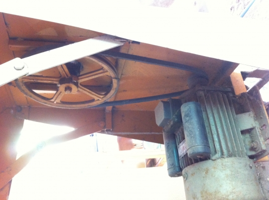 เครื่องโม่ผสมปูน  สภาพดีพร้อมมอเตอร์ 2 แรงม้า เดิมใช้กับผสมสมุนไพร่ เครื่องไม่มีปูนติดเลย