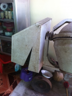 เครื่องโม่ผสมปูน  สภาพดีพร้อมมอเตอร์ 2 แรงม้า เดิมใช้กับผสมสมุนไพร่ เครื่องไม่มีปูนติดเลย