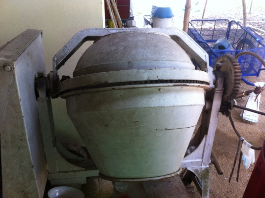 เครื่องโม่ผสมปูน  สภาพดีพร้อมมอเตอร์ 2 แรงม้า เดิมใช้กับผสมสมุนไพร่ เครื่องไม่มีปูนติดเลย
