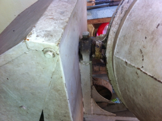 เครื่องโม่ผสมปูน  สภาพดีพร้อมมอเตอร์ 2 แรงม้า เดิมใช้กับผสมสมุนไพร่ เครื่องไม่มีปูนติดเลย