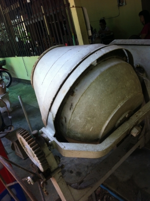 เครื่องโม่ผสมปูน  สภาพดีพร้อมมอเตอร์ 2 แรงม้า เดิมใช้กับผสมสมุนไพร่ เครื่องไม่มีปูนติดเลย