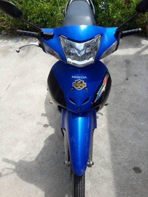 ขาย wave 100 ubox เครื่องนิ่ง เกียตบได้ทุกเกียร์ คลัชไม่หอน ชุดสีมีรอยขีดขวนตามปกติการใช้งาน ทะเบียน ภาษีไม่ขาดต่อ เล่มทะเบียนพร้อมชุดโอนครบ มาดูได้ที่ดอนเมือง กรุงเทพ เบอ 0891123302 line progress7109 ราคา 15500