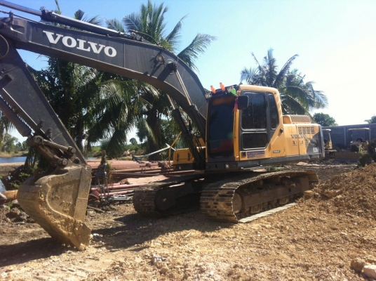 ขายรถแบโฮ VOLVO EC 210-B เอกสารใบอินวอย ไฟฟ้าครบ ช่วงล้างเต็ม รถสวย ราคาถูกมาก แค่.1500000 บาทเท่านั้น สนใจรีบโทรจองด่วน