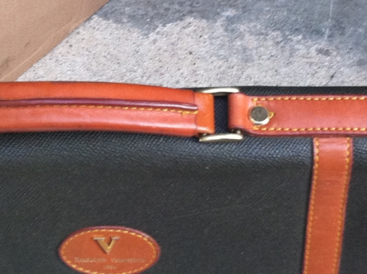 กระเป๋าสะพาย Rudolph Valentino ของแท้ ภายนอกสวย ภายในมีเปื้อนบ้าง