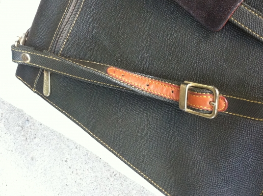 กระเป๋าสะพาย Rudolph Valentino ของแท้ ภายนอกสวย ภายในมีเปื้อนบ้าง