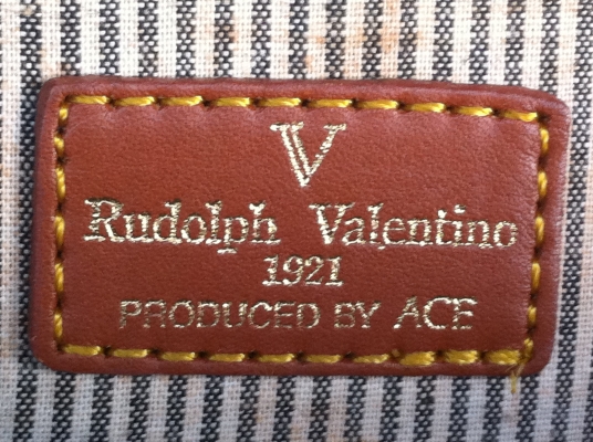 กระเป๋าสะพาย Rudolph Valentino ของแท้ ภายนอกสวย ภายในมีเปื้อนบ้าง