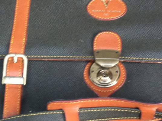 กระเป๋าสะพาย Rudolph Valentino ของแท้ ภายนอกสวย ภายในมีเปื้อนบ้าง