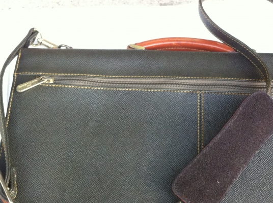 กระเป๋าสะพาย Rudolph Valentino ของแท้ ภายนอกสวย ภายในมีเปื้อนบ้าง