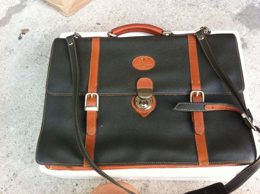 กระเป๋าสะพาย Rudolph Valentino ของแท้ ภายนอกสวย ภายในมีเปื้อนบ้าง