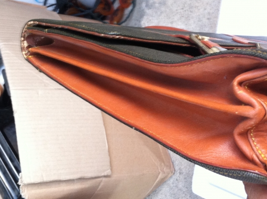 กระเป๋าสะพาย Rudolph Valentino ของแท้ ภายนอกสวย ภายในมีเปื้อนบ้าง