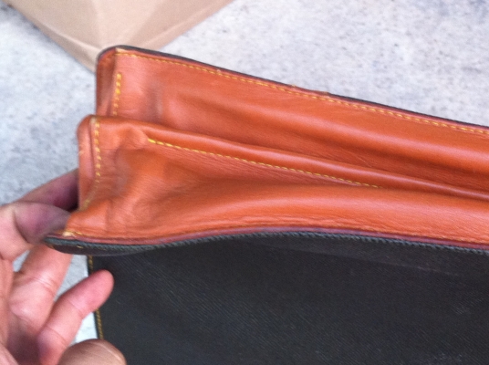 กระเป๋าสะพาย Rudolph Valentino ของแท้ ภายนอกสวย ภายในมีเปื้อนบ้าง