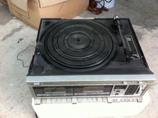 เครื่องเล่นแผ่นเสียง เทป2ช่อง และวิทยุ COLUMBIA  ใช้ไฟ 100 V.