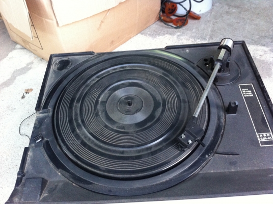 เครื่องเล่นแผ่นเสียง เทป2ช่อง และวิทยุ COLUMBIA  ใช้ไฟ 100 V.