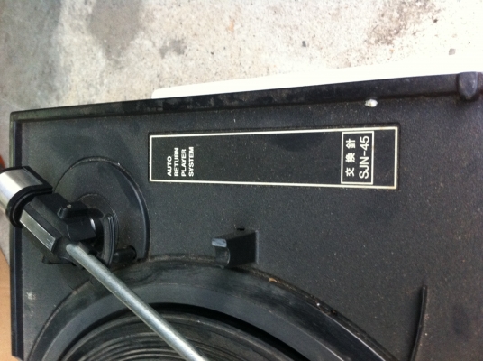 เครื่องเล่นแผ่นเสียง เทป2ช่อง และวิทยุ COLUMBIA  ใช้ไฟ 100 V.