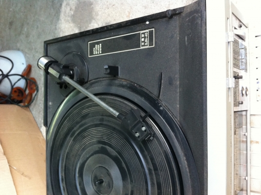 เครื่องเล่นแผ่นเสียง เทป2ช่อง และวิทยุ COLUMBIA  ใช้ไฟ 100 V.