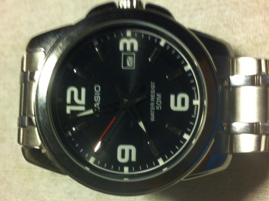 นาฬิกาข้อมือ CASIO หน้าปัดสีดำ ตัวเลขสีขาว มีบอกวันที่ กันน้ำลึก 50 ม.