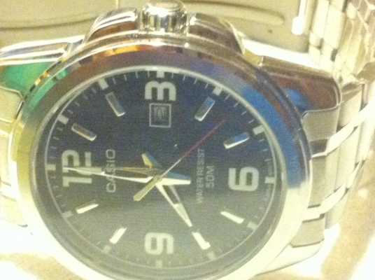 นาฬิกาข้อมือ CASIO หน้าปัดสีดำ ตัวเลขสีขาว มีบอกวันที่ กันน้ำลึก 50 ม.